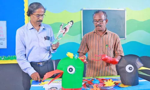 പഠനത്തിന് പാവകളെ ഉപകരണമാക്കിയ ഉറ്റച്ചങ്ങാതികൾക്ക് അധ്യാപക അവാർഡ് പഠനത്തിന് പാവകളെ ഉപകരണമാക്കിയ ഉറ്റച്ചങ്ങാതികൾക്ക് അധ്യാപക അവാർഡ്