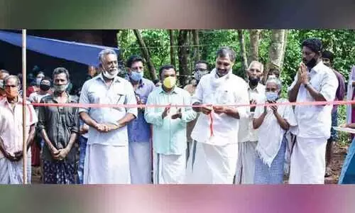 നാട് ഒരുമിച്ചു; 13 കുടുംബങ്ങൾക്ക് വഴിയായി