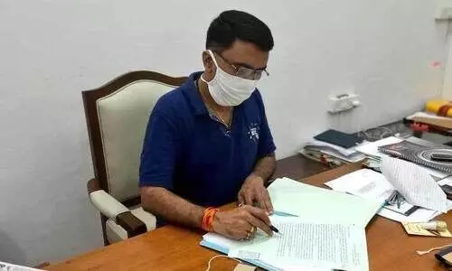 കോവിഡ് ബാധിച്ചിട്ടും ഫയൽ നോക്കുന്ന ഗോവ മുഖ്യമന്ത്രി; രോഗം പരത്താനാണോ ഭാവമെന്ന് കോൺഗ്രസ്