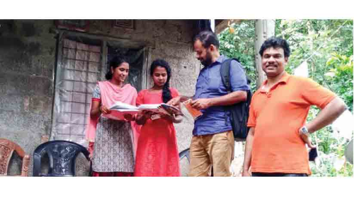 കുട്ടികൾ വീട്ടിലിരുന്നാലും തേടിയെത്തും ഈ അധ്യാപകർ