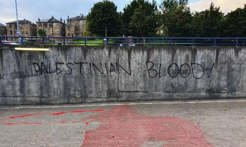 ഇത്​ ഫലസ്​തീനിലെ ചോര; ഇസ്രായേൽ ഫുട്​ബാൾ ടീമിനെതിരെ ചോരയൊഴുക്കി പ്രതിഷേധം