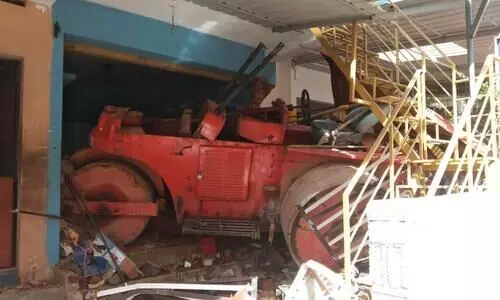 നിയന്ത്രണംവിട്ട റോഡ് റോളർ വീട്ടിലേക്കും കടയിലേക്കും ഇടിച്ചു കയറി