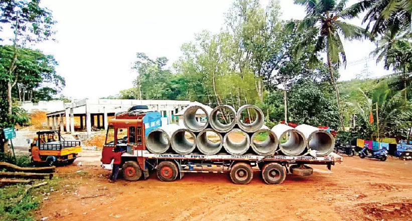 നോക്കുകൂലി നൽകിയില്ല; കോട്ടൂരിലെത്തിച്ച പൈപ്പുകൾ ഇറക്കുന്നത്​ തടഞ്ഞു