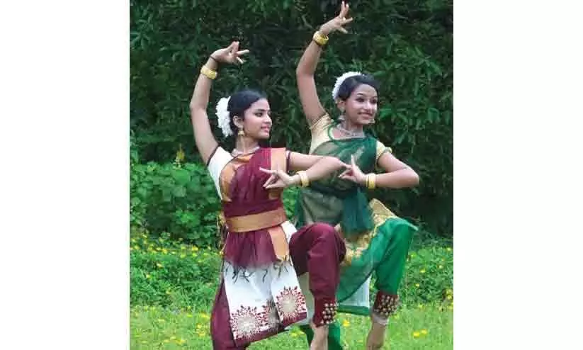 അധ്യാപക ദിനത്തിൽ ഗുരുവന്ദനവുമായി വിദ്യാർഥിനികൾ