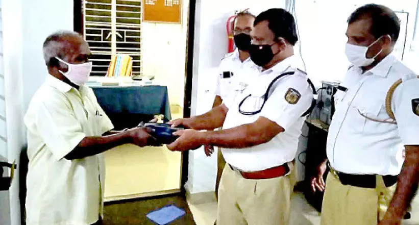 പണമടങ്ങിയ ബാഗ് ഉടമയെ കണ്ടെത്തി തിരിച്ചുനൽകി