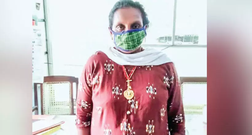 ചാ​രാ​യം വാ​റ്റു​ന്ന​തി​നി​ടെ വീ​ട്ട​മ്മ പി​ടി​യി​ൽ