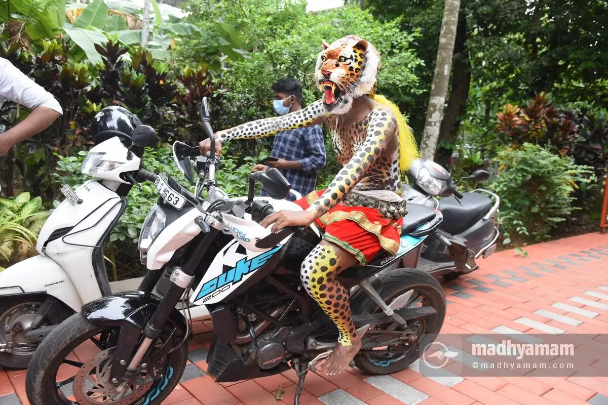 പുലിക്കളിയാട്ടം @ ഒാൺലൈൻ