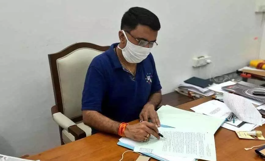 കോവിഡ് ബാധിച്ചിട്ടും ഫയൽ നോക്കുന്ന ഗോവ മുഖ്യമന്ത്രി; രോഗം പരത്താനാണോ ഭാവമെന്ന് കോൺഗ്രസ്