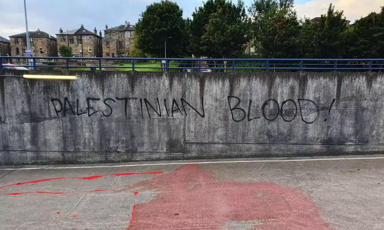 ഇത്​ ഫലസ്​തീനിലെ ചോര; ഇസ്രായേൽ ഫുട്​ബാൾ ടീമിനെതിരെ ചോരയൊഴുക്കി പ്രതിഷേധം