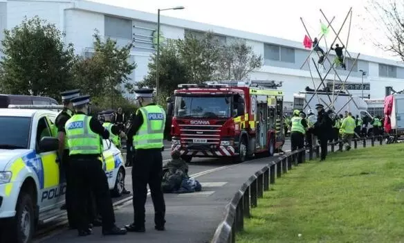 സത്യം വളച്ചൊടിക്കുന്നു; ​ബ്രിട്ടനിൽ പരിസ്ഥിതി പ്രവർത്തകർ പത്ര അച്ചടി തടഞ്ഞു