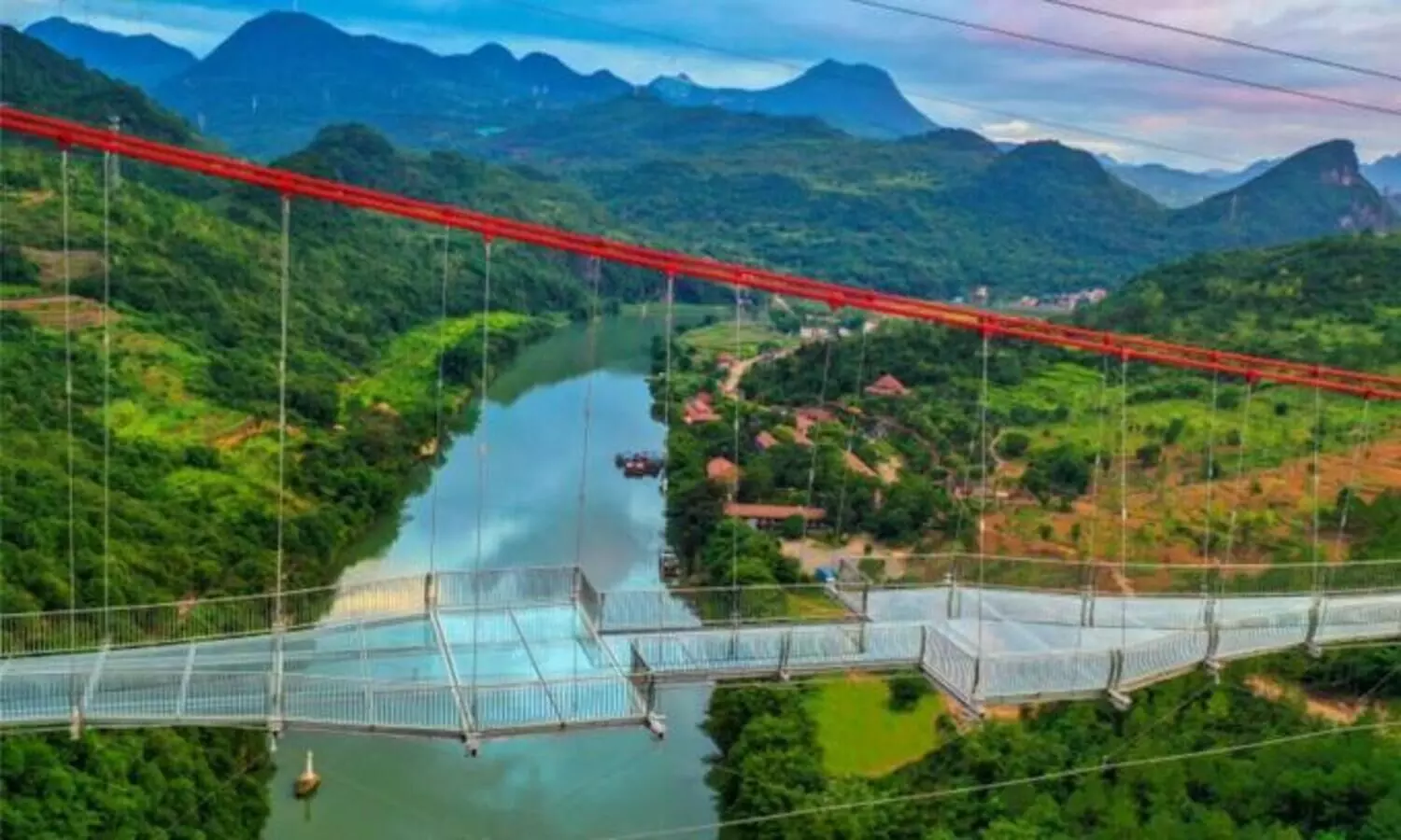 ​കയ​റി​യാ​ൽ മു​ട്ടു​വി​റ​ക്കും; ഏ​റ്റ​വും വ​ലി​യ ഗ്ലാ​സ്​ പാ​ലം തു​റ​ന്ന്​ ചൈ​ന​