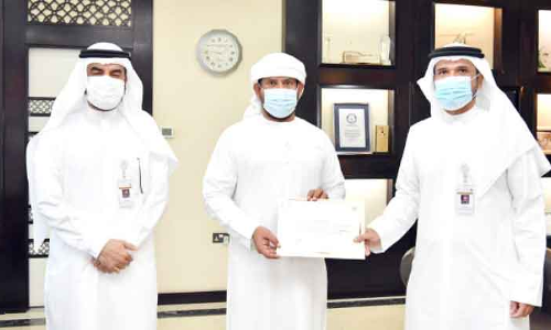 മൂ​ന്നു​ പ​തി​റ്റാ​ണ്ടി​െൻറ സേ​വ​നം; എ​മി​ഗ്രേ​ഷ​നി​ൽ​നി​ന്ന്​ ന​ജീ​ബ്​ പ​ടി​യി​റ​ങ്ങി