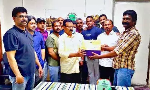 അ​ബ്​​ദു​ൽ​ഹ​മീ​ദ് കോ​ഴി​ക്കോ​ടി​ന് യാ​ത്ര​യ​യ​പ്പ് ന​ൽ​കി