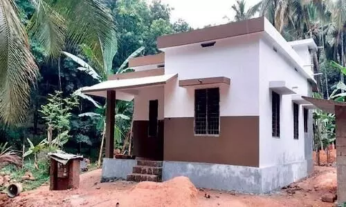 പ്ര​ധാ​നാ​ധ്യാ​പ​ക​ര്‍ നി​ര്‍മി​ച്ച സ്നേ​ഹ​ഭ​വ​ന്‍ കൈ​മാ​റി