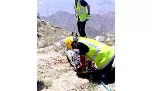 മ​ല​യി​ൽ കു​ടു​ങ്ങി​യ ര​ണ്ടു​പേ​രെ ര​ക്ഷ​പ്പെ​ടു​ത്തി