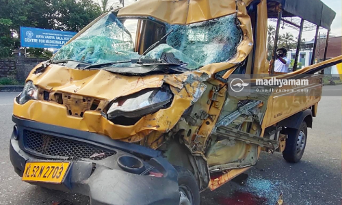പിക്കപ്പ് വാൻ ചരക്കു ലോറിയുടെ പിറകിലിടിച്ച് ഒരു മരണം