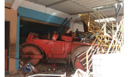 നിയന്ത്രണംവിട്ട റോഡ് റോളർ വീട്ടിലേക്ക് ഇടിച്ചുകയറി