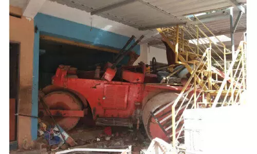 നിയന്ത്രണംവിട്ട റോഡ് റോളർ വീട്ടിലേക്ക് ഇടിച്ചുകയറി നിയന്ത്രണംവിട്ട റോഡ് റോളർ വീട്ടിലേക്ക് ഇടിച്ചുകയറി