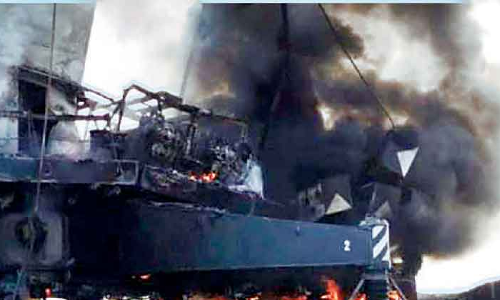 ശു​െ​എ​ബ​യി​ൽ ക​ണ്ടെ​യ്​​ന​ർ ക്രെ​യി​നി​ന്​ തീ​പി​ടി​ച്ചു