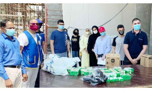 ​​െഎ.സി.ആർ.എഫ്​ െവള്ളവും പഴങ്ങളും വിതരണം ചെയ്​തു