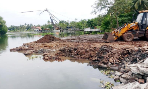ഫ്ലാ​റ്റ് പൊ​ളിക്കൽ:​ കായലിൽനിന്ന് അവശിഷ്​ടം നീക്കൽ തുടരുന്നു