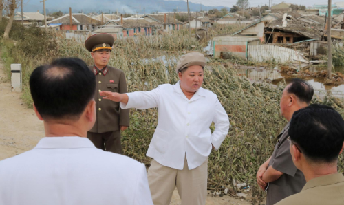 ചുഴലിക്കാറ്റ് നാശംവിതച്ച പ്രദേശങ്ങൾ സന്ദർശിച്ച് കിം ജോങ് ഉൻ