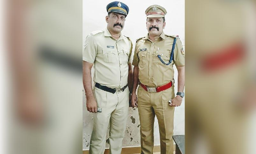 തടിയിട്ടപറമ്പ് സ്​റ്റേഷനില്‍ സഹോദരന്​ അനുജ​െൻറ സല്യൂട്ട്