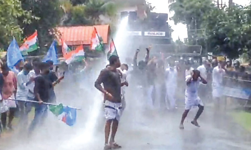 പാ​ലി​യേ​ക്ക​ര ടോ​ൾ: മന്ത്രിയുടെ ഓഫിസിലേക്ക്​ യൂത്ത് കോ​ൺ​ഗ്ര​സ് പ്രകടനം ​