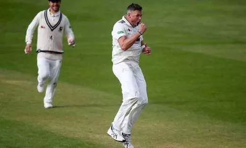 പന്തിൽ സാനിറ്റൈസർ പുരട്ടി; ഇംഗ്ലീഷ് കൗണ്ടി താരത്തിന് സസ്പെൻഷൻ