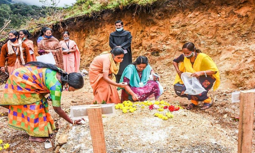 ശിഷ്യരുടെ കുഴിമാടങ്ങളിൽ കണ്ണീർ പൂക്കളർപ്പിച്ച്​ അധ്യാപകർ