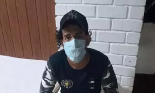 കോവിഡ് രോഗിയായ 19 കാരിയെ ആംബുലൻസിൽ പീഡിപ്പിച്ചു; ഡ്രൈവർ അറസ്റ്റിൽ കോവിഡ് രോഗിയായ 19 കാരിയെ ആംബുലൻസിൽ പീഡിപ്പിച്ചു; ഡ്രൈവർ അറസ്റ്റിൽ