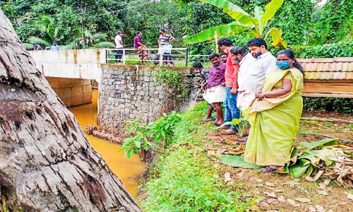 കോ​ല​റ​യാ​റി​ൽ ക​ക്കൂ​സ് മാ​ലി​ന്യം ത​ള്ളി