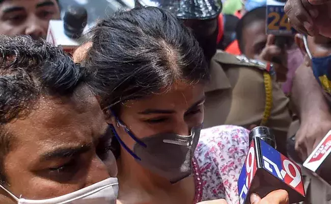 സുശാന്തിന്​ മയക്കുമരുന്ന്​ നൽകിയെന്ന്​ മൊഴി; രണ്ടാംദിനവും ചോദ്യംചെയ്യലിന്​ ഹാജരായി റിയ