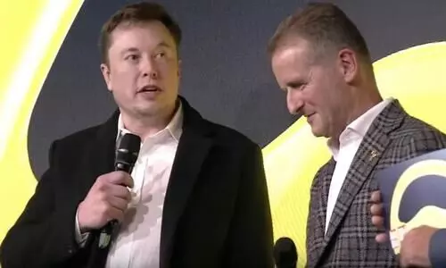 ഫോക്​സ്​വാഗൻ കാറുകൾ ടെസ്​റ്റ്​ഡ്രൈവ്​ നടത്തി ഇലോൺ മസ്​ക്​