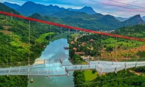 ​കയ​റി​യാ​ൽ മു​ട്ടു​വി​റ​ക്കും; ഏ​റ്റ​വും വ​ലി​യ ഗ്ലാ​സ്​ പാ​ലം തു​റ​ന്ന്​ ചൈ​ന​