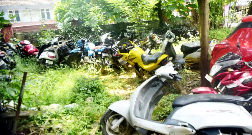 പൊലീസ് സ്റ്റേഷനുകളിൽ പിടിച്ചിട്ട വാഹനങ്ങൾ നീക്കാൻ നടപടി പൊലീസ് സ്റ്റേഷനുകളിൽ പിടിച്ചിട്ട വാഹനങ്ങൾ നീക്കാൻ നടപടി