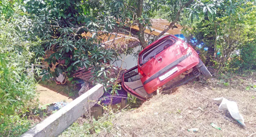 വരയാലിൽ കാർ മറിഞ്ഞ് നാലുപേർക്ക് പരിക്ക്