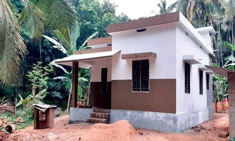 പ്ര​ധാ​നാ​ധ്യാ​പ​ക​ര്‍ നി​ര്‍മി​ച്ച സ്നേ​ഹ​ഭ​വ​ന്‍ കൈ​മാ​റി