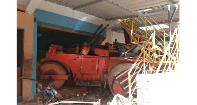 നിയന്ത്രണംവിട്ട റോഡ് റോളർ വീട്ടിലേക്ക് ഇടിച്ചുകയറി നിയന്ത്രണംവിട്ട റോഡ് റോളർ വീട്ടിലേക്ക് ഇടിച്ചുകയറി