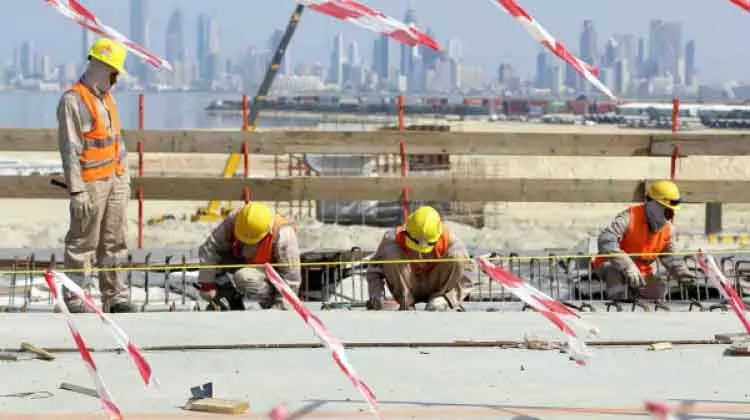 ഉച്ചജോലി വിലക്ക് അവസാനിച്ചു: പൊരിവെയിലിൽ വാടിത്തളർന്ന് പുറംപണിക്കാർ ഉച്ചജോലി വിലക്ക് അവസാനിച്ചു: പൊരിവെയിലിൽ വാടിത്തളർന്ന് പുറംപണിക്കാർ