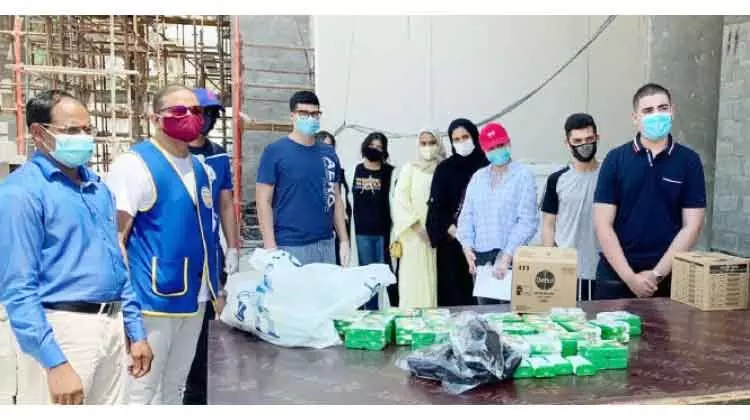 ​​െഎ.സി.ആർ.എഫ്​ െവള്ളവും പഴങ്ങളും വിതരണം ചെയ്​തു