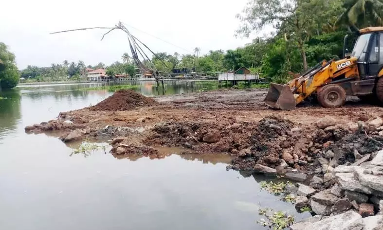 ഫ്ലാ​റ്റ് പൊ​ളിക്കൽ:​ കായലിൽനിന്ന് അവശിഷ്​ടം നീക്കൽ തുടരുന്നു