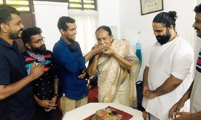 അധ്യാപകദിനത്തിൽ ബ്രിജിത്ത് ടീച്ചറെ കാണാൻ ശിഷ്യരെത്തി അധ്യാപകദിനത്തിൽ ബ്രിജിത്ത് ടീച്ചറെ കാണാൻ ശിഷ്യരെത്തി