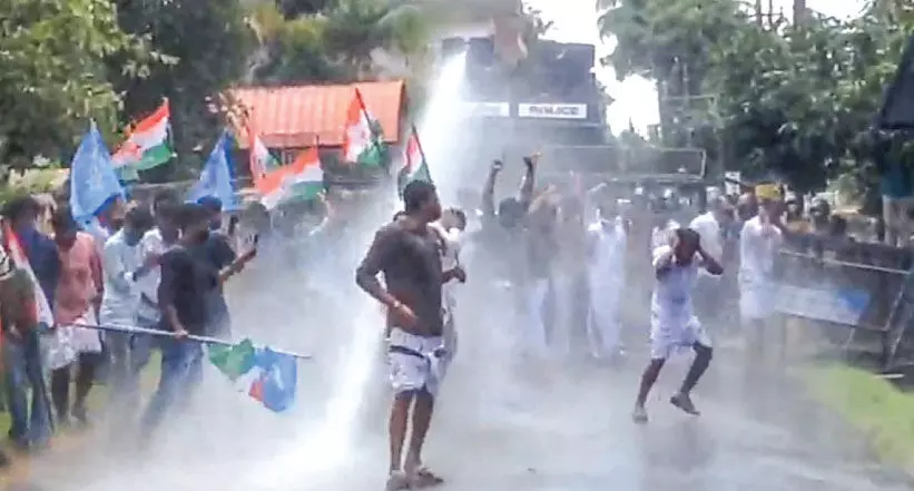 പാലിയേക്കര ടോൾ: മന്ത്രിയുടെ ഓഫിസിലേക്ക് യൂത്ത് കോൺഗ്രസ് പ്രകടനം പാലിയേക്കര ടോൾ: മന്ത്രിയുടെ ഓഫിസിലേക്ക് യൂത്ത് കോൺഗ്രസ് പ്രകടനം 