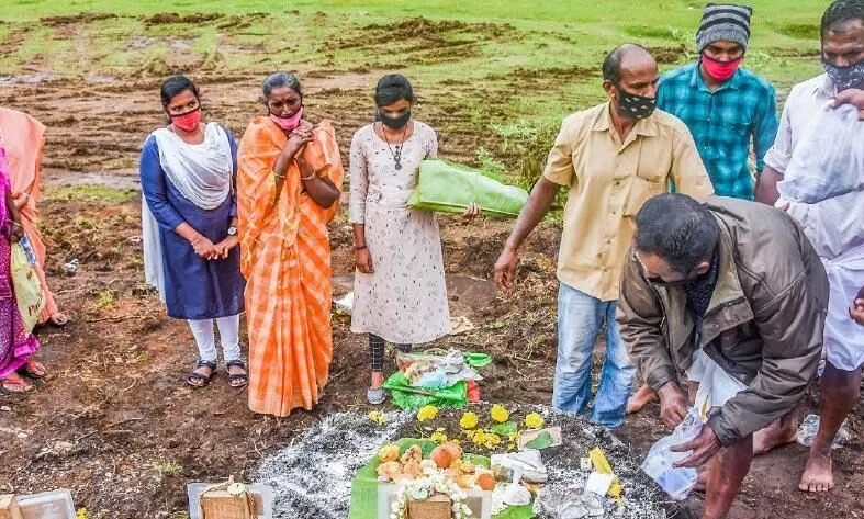 പ്രിയപ്പെട്ടവരുടെ കുഴിമാടത്തിനരികെ ഹൃദയംപൊട്ടി ഉറ്റവർ