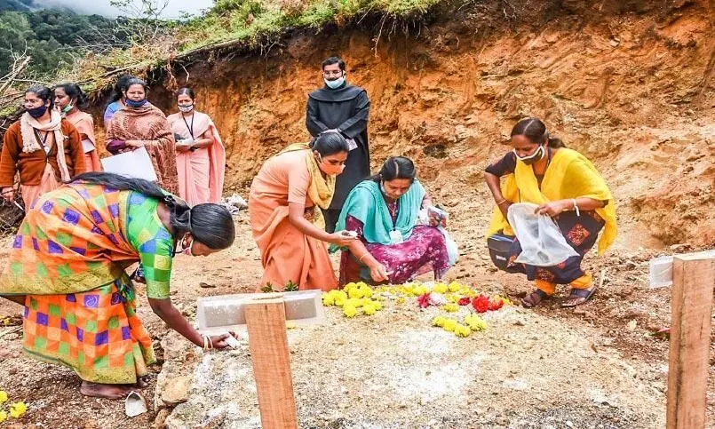 ശിഷ്യരുടെ കുഴിമാടങ്ങളിൽ കണ്ണീർ പൂക്കളർപ്പിച്ച്​ അധ്യാപകർ