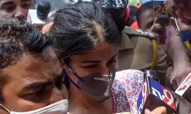 സ്നേഹത്തിന്‍റെ പേരിൽ വേട്ടയാടപ്പെടുന്നുവെന്ന് റിയ; നാർകോട്ടിക്സ് കൺട്രോൾ ബ്യൂറോ ചോദ്യംചെയ്യുന്നു