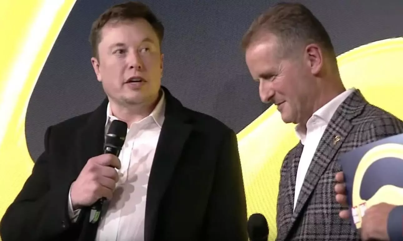 ഫോക്​സ്​വാഗൻ കാറുകൾ ടെസ്​റ്റ്​ഡ്രൈവ്​ നടത്തി ഇലോൺ മസ്​ക്​