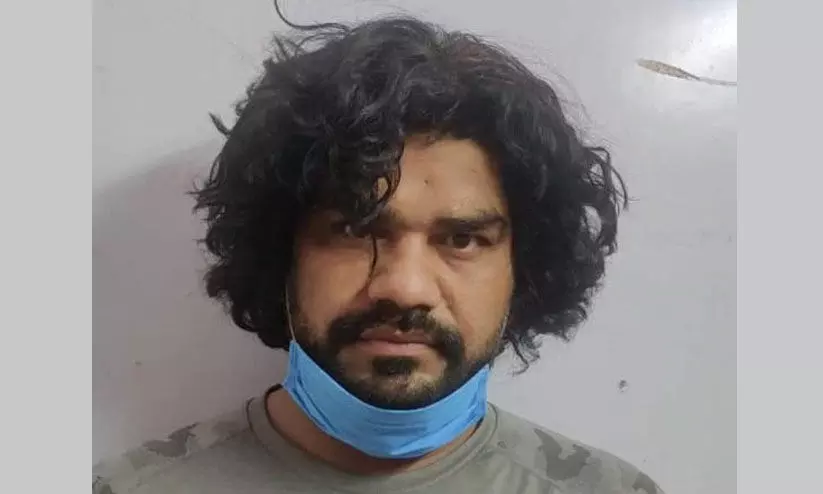 ബ്രിട്ടീഷ് പൗരനെന്ന് പരിചയപ്പെടുത്തി വിവാഹമോചിതകളിൽ നിന്ന് പണം തട്ടിയ വിരുതൻ പിടിയിൽ ബ്രിട്ടീഷ് പൗരനെന്ന് പരിചയപ്പെടുത്തി വിവാഹമോചിതകളിൽ നിന്ന് പണം തട്ടിയ വിരുതൻ പിടിയിൽ