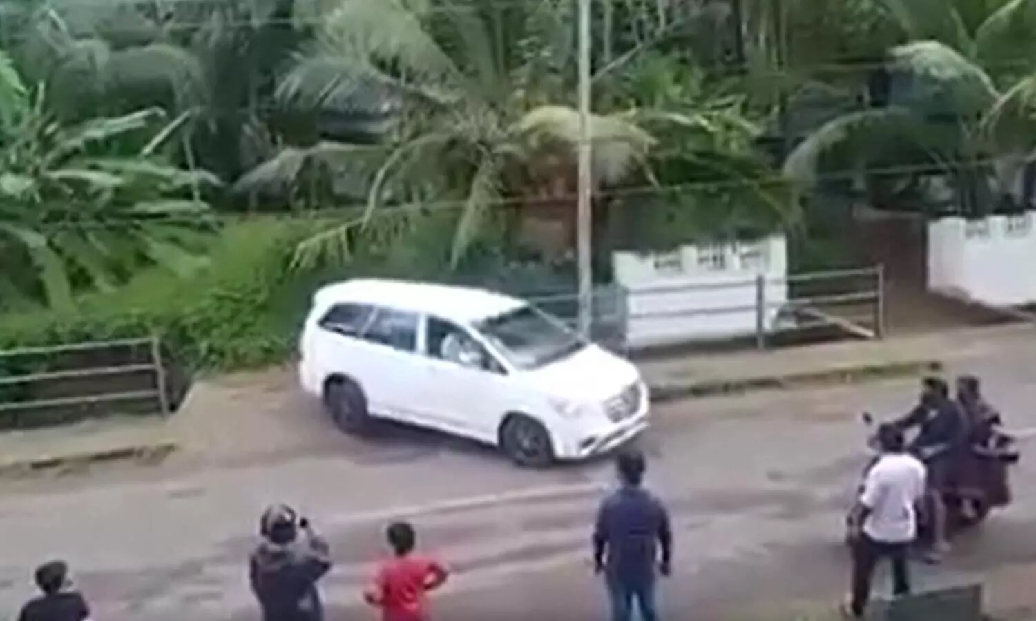 ഇങ്ങിനെയാണ്​ ആ ഇന്നോവ അവിടെ എത്തിയത്​; എല്ലാ ചോദ്യങ്ങൾക്കും ഉത്തരമായി പാർക്കിങ്​ വീഡിയൊ കാണാം